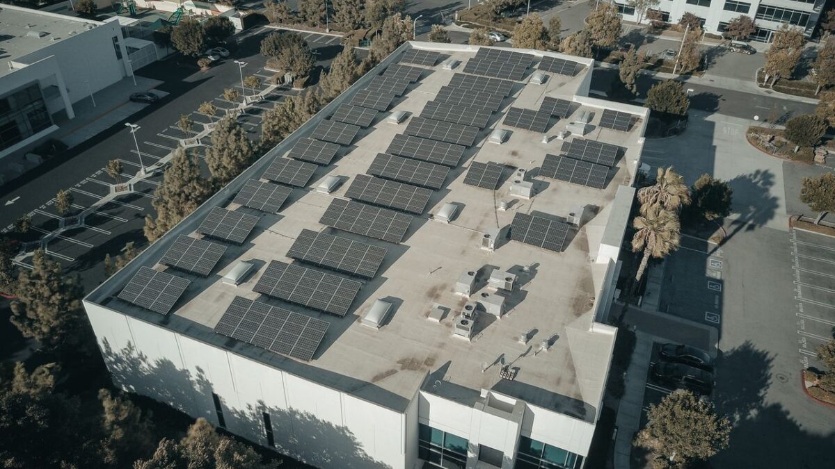 On-site solar for a Dubai retail asset: what Shams Dubai actually allows