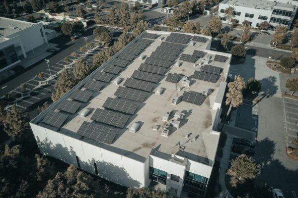 On-site solar for a Dubai retail asset: what Shams Dubai actually allows